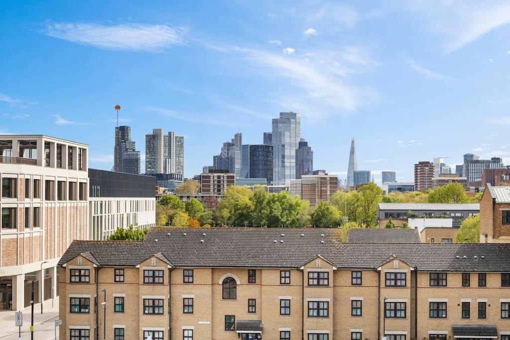 Modern New 1-Bedroom Home Stunning Views London Exterior photo